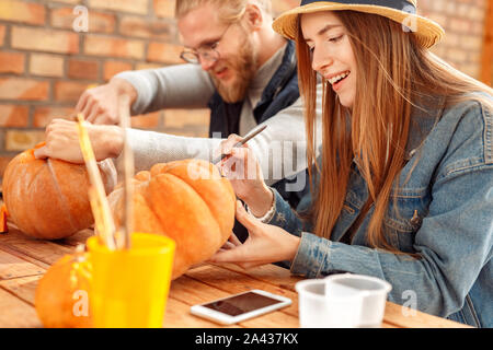 Jeune adulte femme et homme mûr de décoration de citrouille halloween Banque D'Images