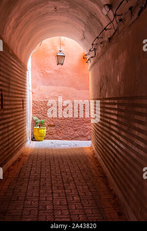 Ruelle de la médina de Marrakech avec pot jaune à l'arrière-plan Banque D'Images