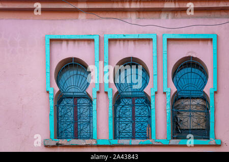 Trois fenêtres à arc vert émeraude en rose mur. Le Maroc. Banque D'Images