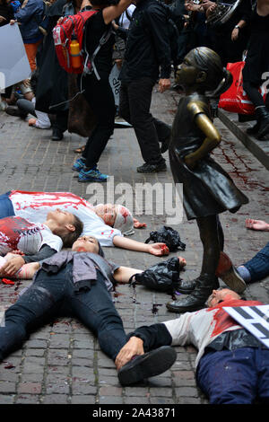 'Extinction' contre la rébellion contre le changement climatique en face de la Bourse de New York dans le Lower Manhattan. Banque D'Images