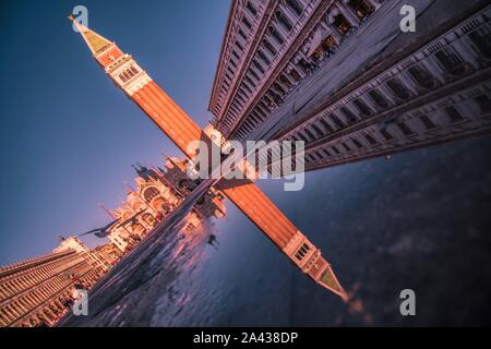 Campanile di San Marco à Venise se reflète dans une flaque Banque D'Images