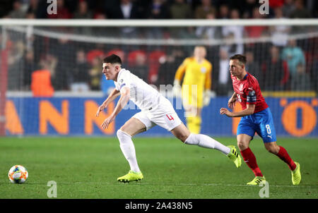 L'Angleterre Declan Rice (à gauche) et la République tchèque Vladimir Darida bataille pour la balle durant l'UEFA Euro 2020, un match de qualification du groupe à Sinobo Stadium, Prague. Banque D'Images