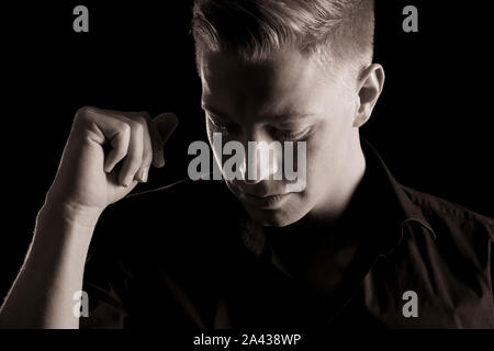 Portrait noir et blanc de bel homme, faible clé . Banque D'Images