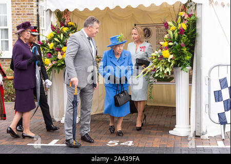 11 Octobre 2019. Londres, Royaume-Uni. La reine Elizabeth II visite Haig Housing Trust pour ouvrir un nouveau développement de 70 maisons. Banque D'Images