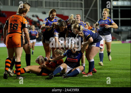 Leeds Rhinocéros femmes célèbre après son 2ème scores Fran Goldthorpe essayez en Betfred Women's Super League Grand Final au stade totalement méchants, St Helens. Banque D'Images