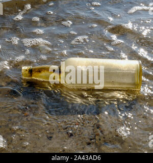 Des bouteilles lavées, à la plage à cheval mort Bay, plage de bouteille en verre, l'île aride, Jamaica Bay de la passerelle de l'unité National Recreation Area. Brooklyn. Banque D'Images