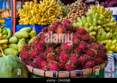 Le plus étonnant et coloré de fruits tropicaux, y compris des ramboutans, en vente dans un marché de rue à Luang Prabang au Laos. En Asie du sud-est Banque D'Images