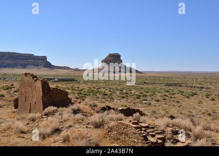 Fajada Butte et le centre des visiteurs dans l'arrière-plan, Una Vida (850-1250s), Chaco Canyon, NM 61335 190912 Banque D'Images