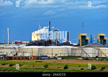 Anvers Belgique 10 Août 2019 Grand power station tours et de raffinerie de pétrole avec des réservoirs de stockage sur l'Escaut Banque D'Images