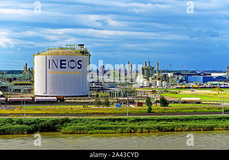 Anvers Belgique le 10 août 2019 grande usine chimique INEOS avec son propre lien ferroviaire et des réservoirs de stockage sur l'Escaut Banque D'Images