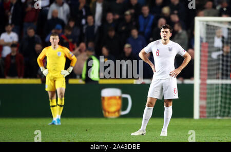 Harry l'Angleterre Maguire (à droite) et la Jordanie au cours de l'abattu stand Pickford UEFA Euro 2020, un match de qualification du groupe à Sinobo Stadium, Prague. Banque D'Images