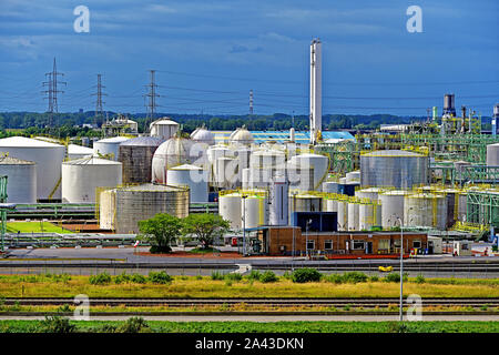 Anvers Belgique le 10 août 2019 grande usine chimique INEOS avec son propre lien ferroviaire et des réservoirs de stockage sur l'Escaut Banque D'Images