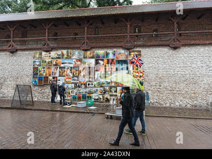 Les gens en face de la galerie à gate florians à Cracovie Pologne Banque D'Images