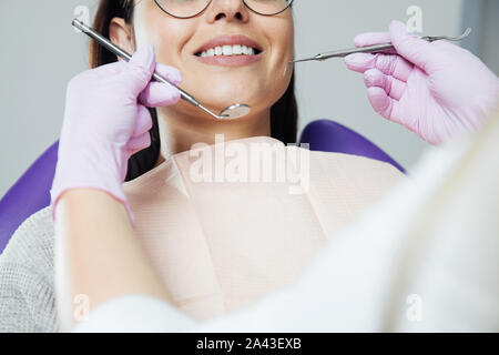 Une femme se prépare à un examen dentaire. Femme ayant examiné les dents à des dentistes. Banque D'Images