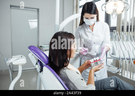 Une femme se prépare à un examen dentaire. Femme ayant examiné les dents à des dentistes. Banque D'Images