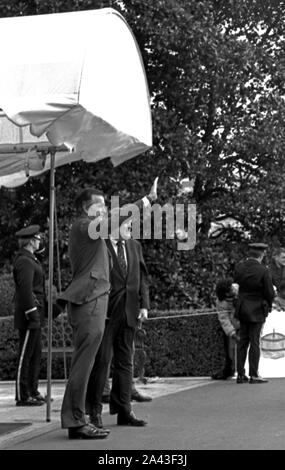 Washington DC. USA, 5 février 1984 Vice-président George H. W. Bush et Procureur général désigné Edwin Meese stand au portique sud en attente de la canopée pour saluer le président Ronald Reagan et Première dame Nancy Reagan à leur retour de Camp David Banque D'Images