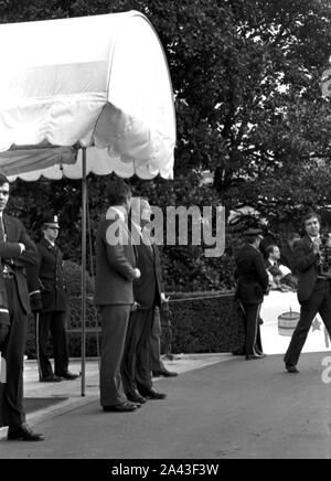 Washington DC. USA, 5 février 1984 Vice-président George H. W. Bush et Procureur général désigné Edwin Meese stand au portique sud en attente de la canopée pour saluer le président Ronald Reagan et Première dame Nancy Reagan à leur retour de Camp David Banque D'Images