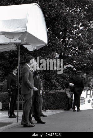 Washington DC. USA, 5 février 1984 Vice-président George H. W. Bush et Procureur général désigné Edwin Meese stand au portique sud en attente de la canopée pour saluer le président Ronald Reagan et Première dame Nancy Reagan à leur retour de Camp David Banque D'Images