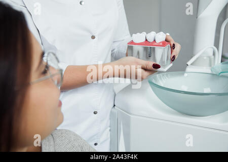 Une femme se prépare à un examen dentaire. Femme ayant examiné les dents à des dentistes. Banque D'Images