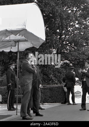 Washington DC. USA, 5 février 1984 Vice-président George H. W. Bush et Procureur général désigné Edwin Meese stand au portique sud en attente de la canopée pour saluer le président Ronald Reagan et Première dame Nancy Reagan à leur retour de Camp David Banque D'Images