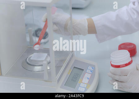 Pondération de l'acide ascorbique en laboratoire de chimie. Banque D'Images