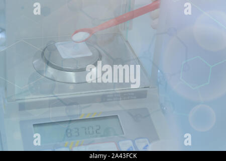 Pondération de l'acide ascorbique en laboratoire de chimie. Banque D'Images