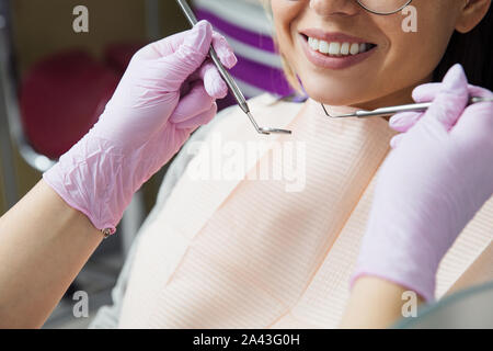 Une femme se prépare à un examen dentaire. Femme ayant examiné les dents à des dentistes. Banque D'Images