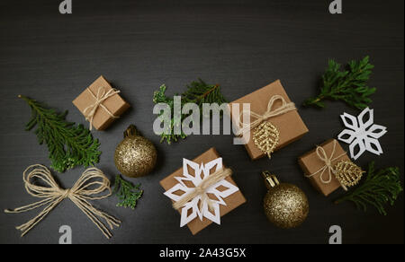 Cadeaux de Noël fond du châssis. Coupe de Noël avec des ornements sur bois foncé. Banque D'Images