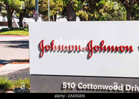 Oct 9, 2019 Milpitas / CA / USA - Johnson & Johnson au logo leurs bureaux dans la Silicon Valley ; Johnson & Johnson est une multinationale américaine corporatio Banque D'Images