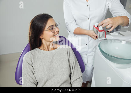 Une femme se prépare à un examen dentaire. Femme ayant examiné les dents à des dentistes. Banque D'Images