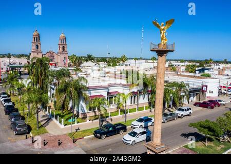 Vue aérienne de l'Ange de l'indépendance sur la Plaza 5 de Mayo en Navojoa, Sonora, Mexique. Cette statue d'or ou d'or, la couleur est une réplique de l'un foun Banque D'Images