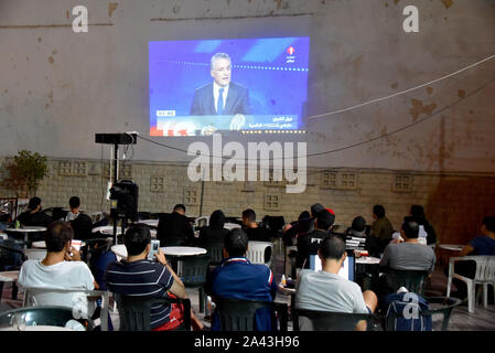 Ariana, Tunisie. Oct 11, 2019. Peuple tunisien regardez la deuxième tour débat entre l'élection présidentielle .candidats Kais Saied 61, un conservateur indépendant, universitaires et magnat des affaires Nabil Karoui à Tunis. Credit : Jdidi Wassim/SOPA Images/ZUMA/Alamy Fil Live News Banque D'Images