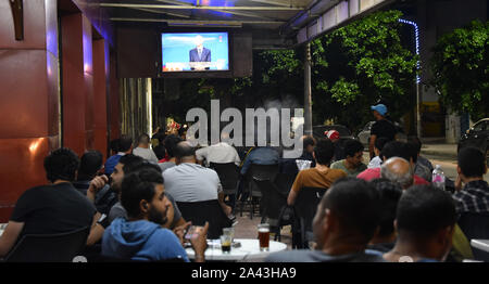 Ariana, Tunisie. Oct 11, 2019. Peuple tunisien regardez la deuxième tour débat entre l'élection présidentielle .candidats Kais Saied 61, un conservateur indépendant, universitaires et magnat des affaires Nabil Karoui à Tunis. Credit : Jdidi Wassim/SOPA Images/ZUMA/Alamy Fil Live News Banque D'Images