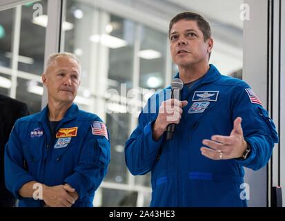 Hawthorne, États-Unis d'Amérique. 10 octobre, 2019. Les astronautes de la NASA Bob Behnken, droite, et Doug Hurley, parler d'appuyer sur à l'avant de l'équipage de la capsule Dragon qui est en préparation pour la démo-2 mission à SpaceX, 10 octobre 2019 Siège à Hawthorne, Californie. Behnken et Hurley seront les premiers astronautes à voler la capsule Dragon de l'équipage dans l'espace. Crédit : Aubrey Gemignani/NASA/Alamy Live News Banque D'Images