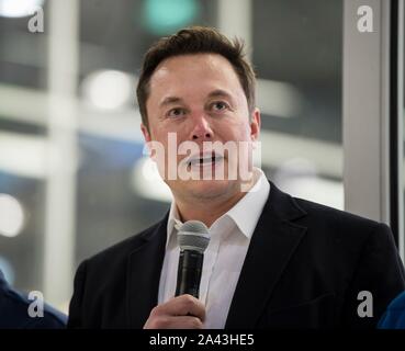 Hawthorne, États-Unis d'Amérique. 10 octobre, 2019. SpaceX Fondateur et PDG Elon Musk parle de presse en face de l'équipage de la capsule Dragon qui est en préparation pour la démo-2 mission à SpaceX, 10 octobre 2019 Siège à Hawthorne, Californie. Crédit : Aubrey Gemignani/NASA/Alamy Live News Banque D'Images