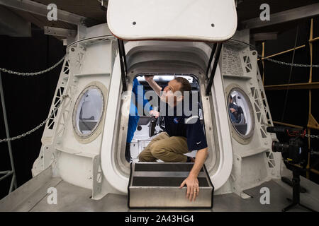 Hawthorne, États-Unis d'Amérique. 10 octobre, 2019. L'administrateur de la NASA Jim Bridenstine, sort d'une maquette de la démo-2 Dragon de l'équipage au cours d'une visite de l'administration centrale SpaceX le 10 octobre 2019 à Hawthorne, Californie. Crédit : Aubrey Gemignani/NASA/Alamy Live News Banque D'Images