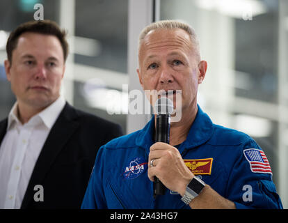 Hawthorne, États-Unis d'Amérique. 10 octobre, 2019. L'astronaute de la NASA Doug Hurley, droite, répond à une question de la part des médias comme SpaceX PDG Elon Musk ressemble à SpaceX, 10 octobre 2019 Siège à Hawthorne, Californie. Crédit : Aubrey Gemignani/NASA/Alamy Live News Banque D'Images