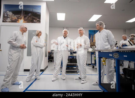 Hawthorne, États-Unis d'Amérique. 10 octobre, 2019. L'administrateur de la NASA Jim Bridenstine, centre, porte un costume de lapin qu'il visite une chambre propre et parle avec les employés au cours d'une visite de l'administration centrale SpaceX le 10 octobre 2019 à Hawthorne, Californie. Crédit : Aubrey Gemignani/NASA/Alamy Live News Banque D'Images