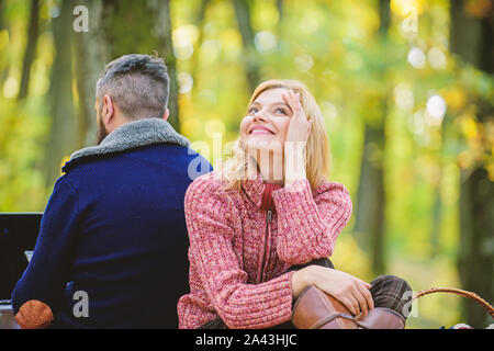 Couple in love se détendre en forêt d'automne avec ordinateur portable. Pique-nique en famille. Relation. Le camping et la randonnée. happy girl dreaming. homme s'asseoir à l'arrière. L'humeur du printemps. Les amis de dîner. Inspiré à travailler dur. Banque D'Images