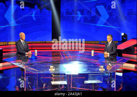 Tunis, Tunis. Oct 11, 2019. Débat télévisé entre les deux candidats au second tour des élections présidentielles, Tunisien Kais Saied et Nabil Karoui Crédit : Chokri Mahjoub/ZUMA/Alamy Fil Live News Banque D'Images