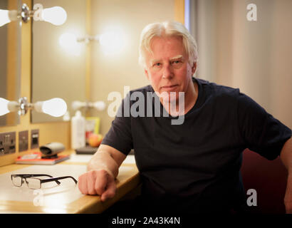 Phil Davis acteur dans sa loge au Royal Shakespeare Theatre à Stratford-upon-Avon. Banque D'Images