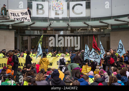 Londres, Royaume-Uni. 11 octobre, 2019. Activistes du climat de l'Extinction, rébellion, bloquer l'entrée principale de la BBC's New Broadcasting House sur le cinquième jour de la rébellion des protestations. Ils demandaient que le radiodiffuseur "dire la vérité" sur l'urgence climatique. Credit : Mark Kerrison/Alamy Live News Banque D'Images