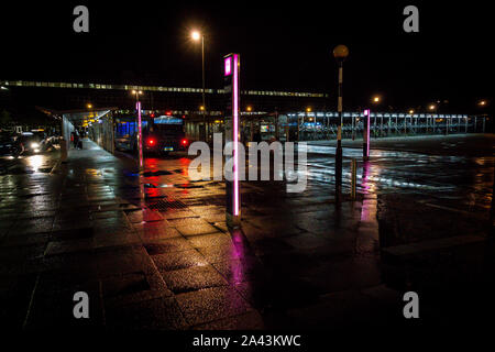 Milton Keynes station de bus de nuit Banque D'Images