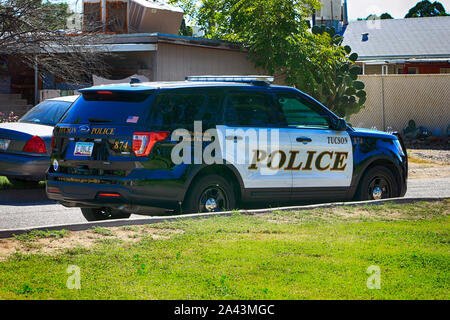 Service de police de Tucson véhicules stationnés sur les lieux d'une fusillade dans la banlieue de cette ville américaine Banque D'Images