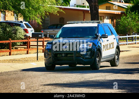 Service de police de Tucson cruiser dans un faubourg de cette ville de l'Arizona Banque D'Images