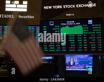 New York, USA. Oct 11, 2019. Les écrans électroniques montrent les données de négociation à la Bourse de New York à New York, États-Unis, le 11 octobre, 2019. Stocks américains se sont rassemblés le vendredi. Le Dow fermé 1,21  % à 26 816,59, le S&P 500 a augmenté de 1,09  % à 2 970,27, et le Nasdaq a augmenté de 8 057,04 1,34 pour cent. Credit : Guo Peiran/Xinhua/Alamy Live News Banque D'Images