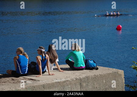 Hartford, CT / USA - 1 octobre, 2017 : High school rameurs assis au bord de la rivière, se reposer et profiter du reste de la course Banque D'Images