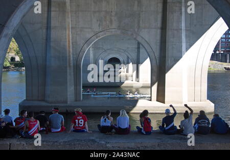 Hartford, CT / USA - 1 octobre, 2017 : High school rameurs assis sous le pont, appréciant le reste des courses et acclamer les bateaux pour aller en Banque D'Images