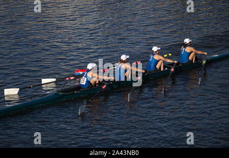 Boston, MA / USA - 22 octobre 2017 : quatre sans barreur femme voile faire leur chemin vers le bas la tête de la Charles race course Banque D'Images