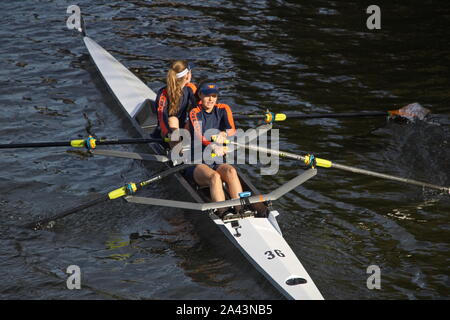 Boston, MA / USA - 22 octobre 2017 : Woman's sculling paire double faire leur chemin jusqu'à la ligne de départ du chef de la Charles race course Banque D'Images